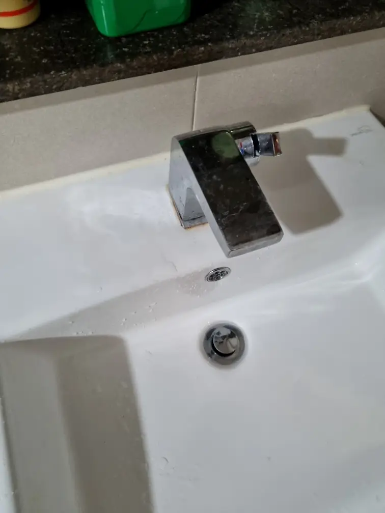 세면대 원홀 수전 교체, 셀프 시공부터 전문가 도움까지